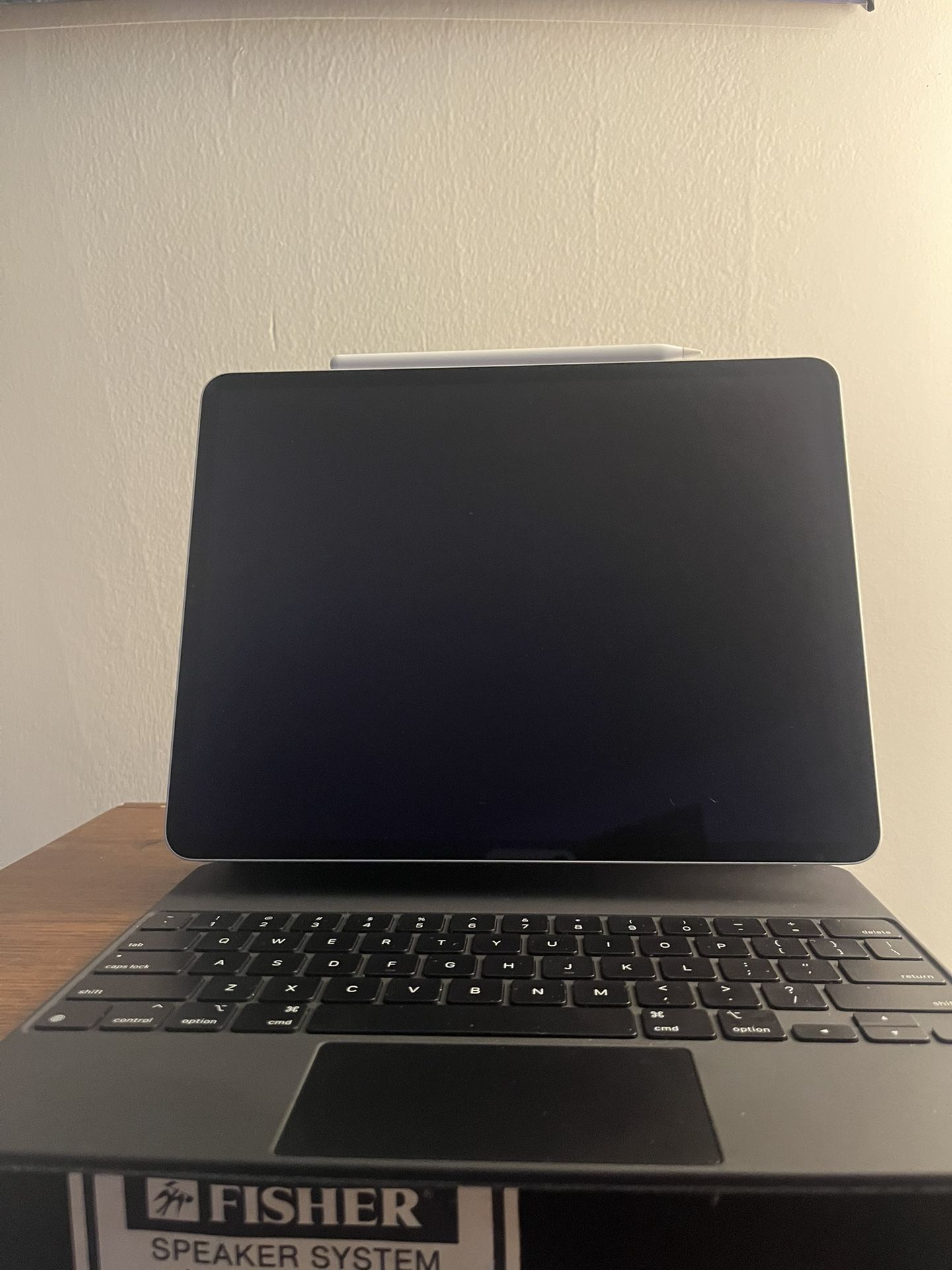 iPad Pro 12.9-inch (6th Generation)- 256GB w/ Keyboard Case & Apple pencil