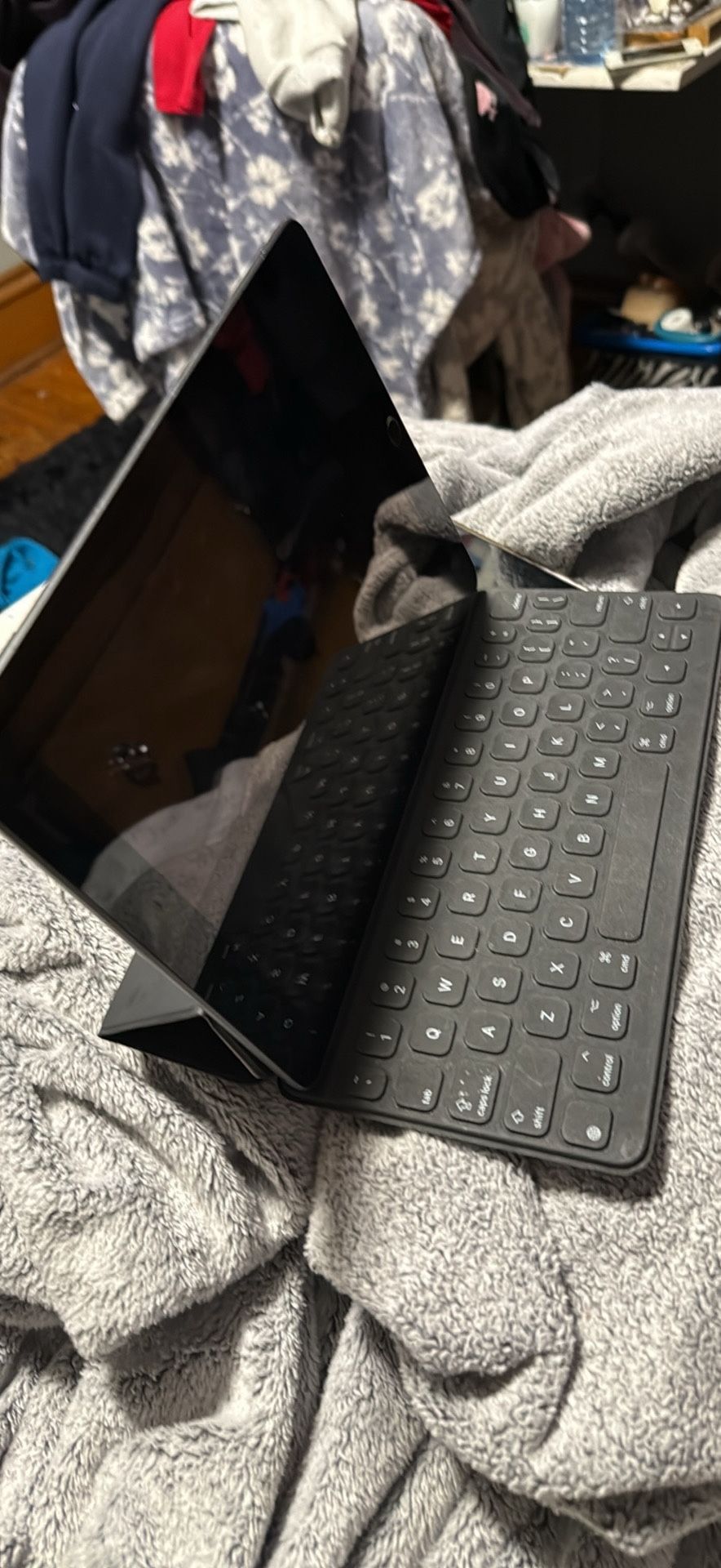Apple I Pad 9th Gen With Keyboard Case