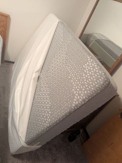 Like new! Full Size Mattress Sealy Posturepedic