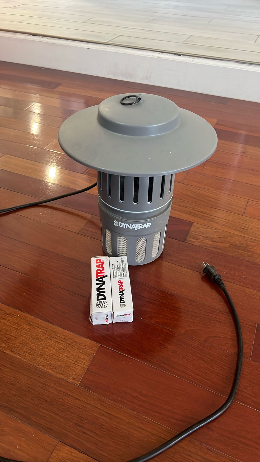DYNATRAP Mosquito Lamp + 2 Replacement Bulbs