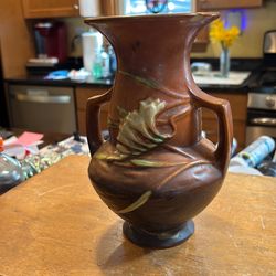 Roseville vase- 122-8