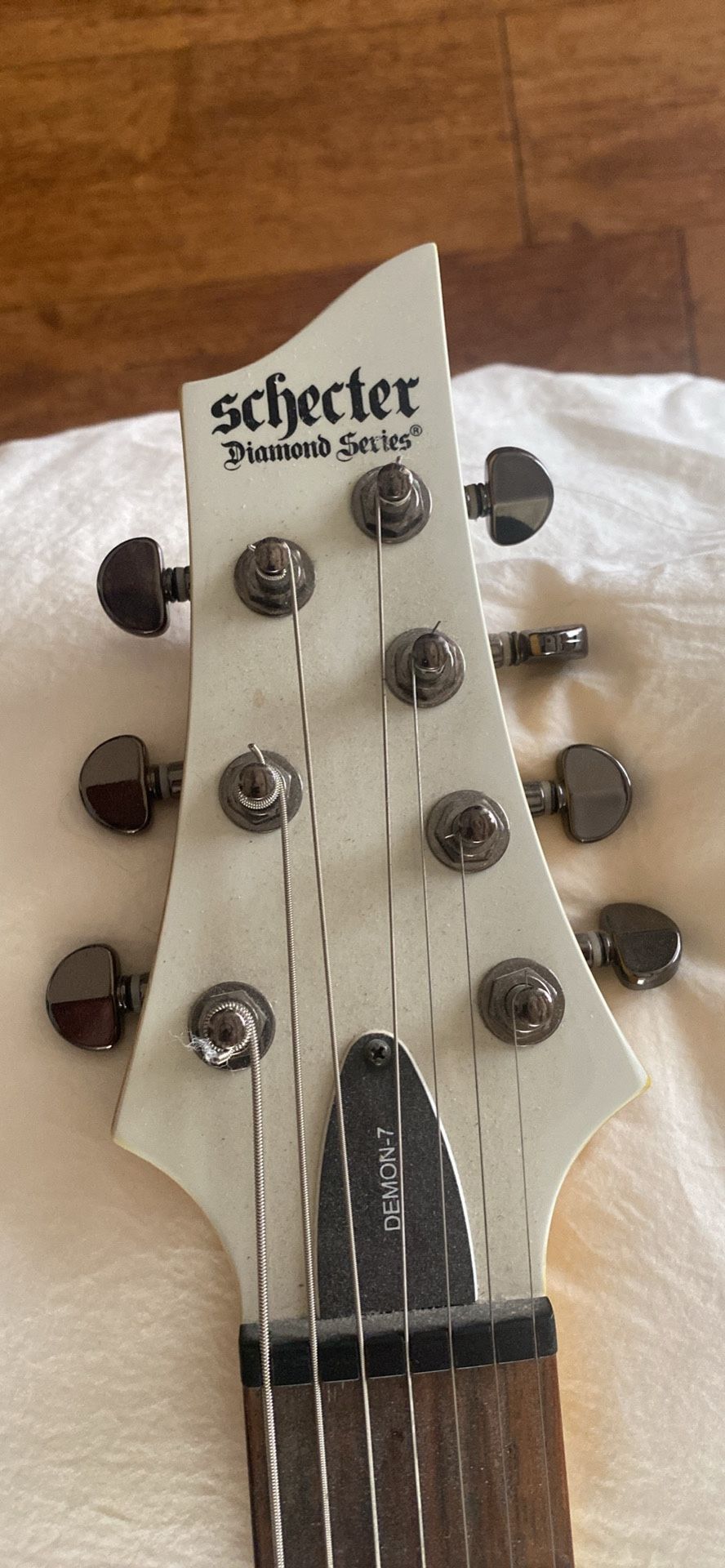 Schecter guitar research Demon 7 Vintage White
