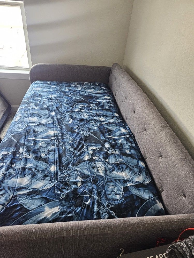 Twin Beds w/ Mattresses + Matching Bedding – Versatile & Space-Saving!**