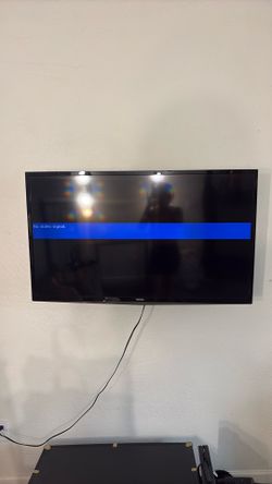 TOSHIBA 40” HD TV & WALL MOUNT
