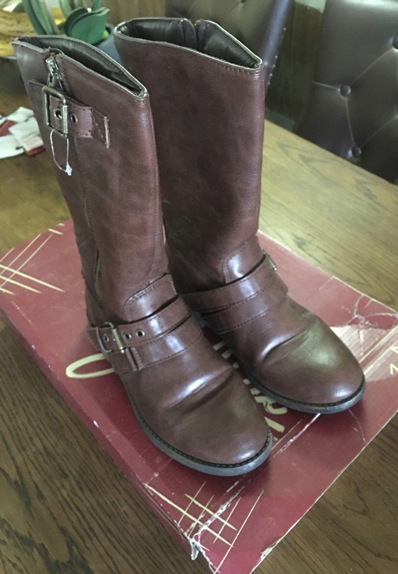 Girls boots size 4