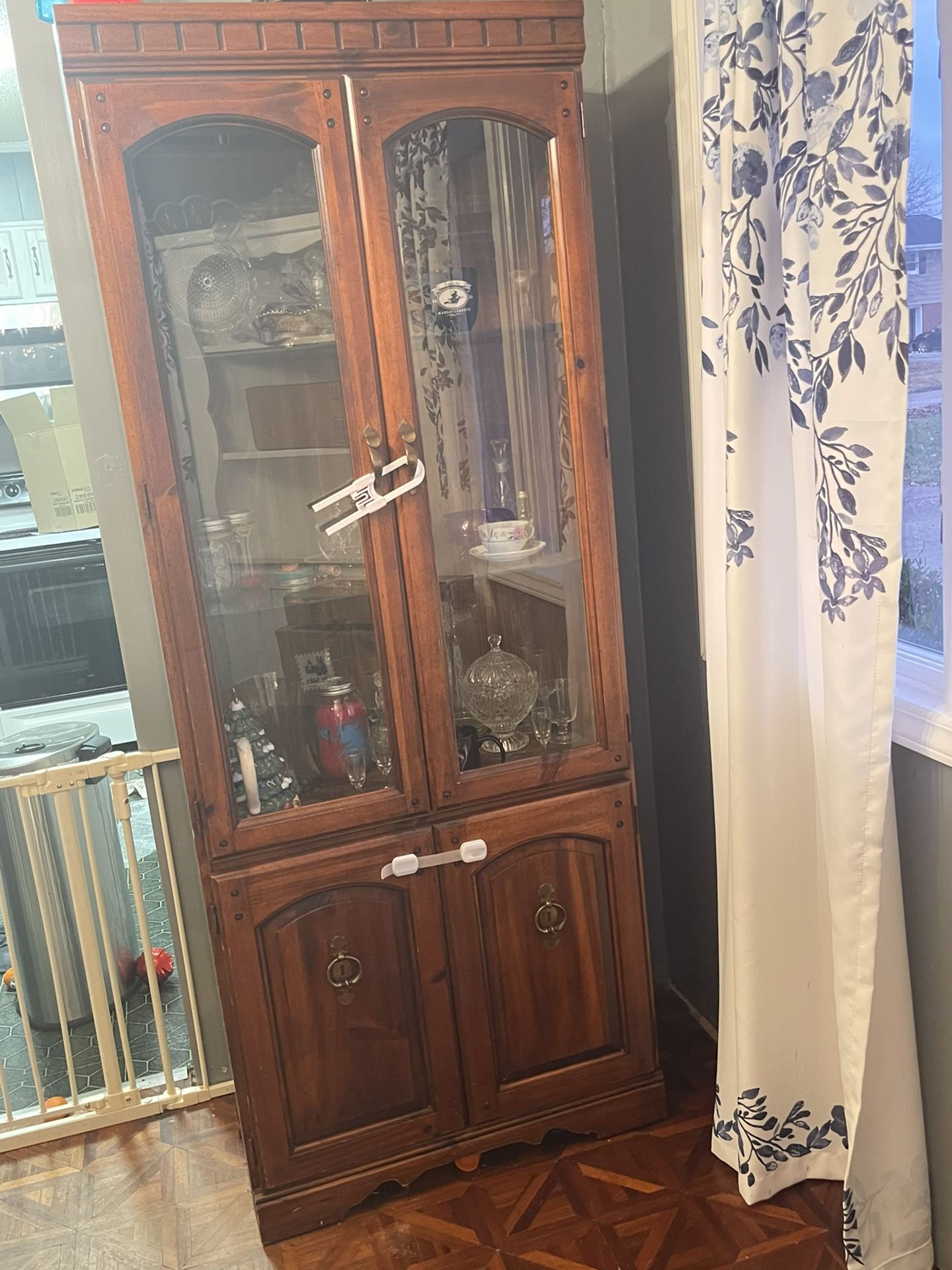 China Cabinet With Light 