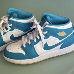 Nike Air Jordan 1 Mid (size 6Y)