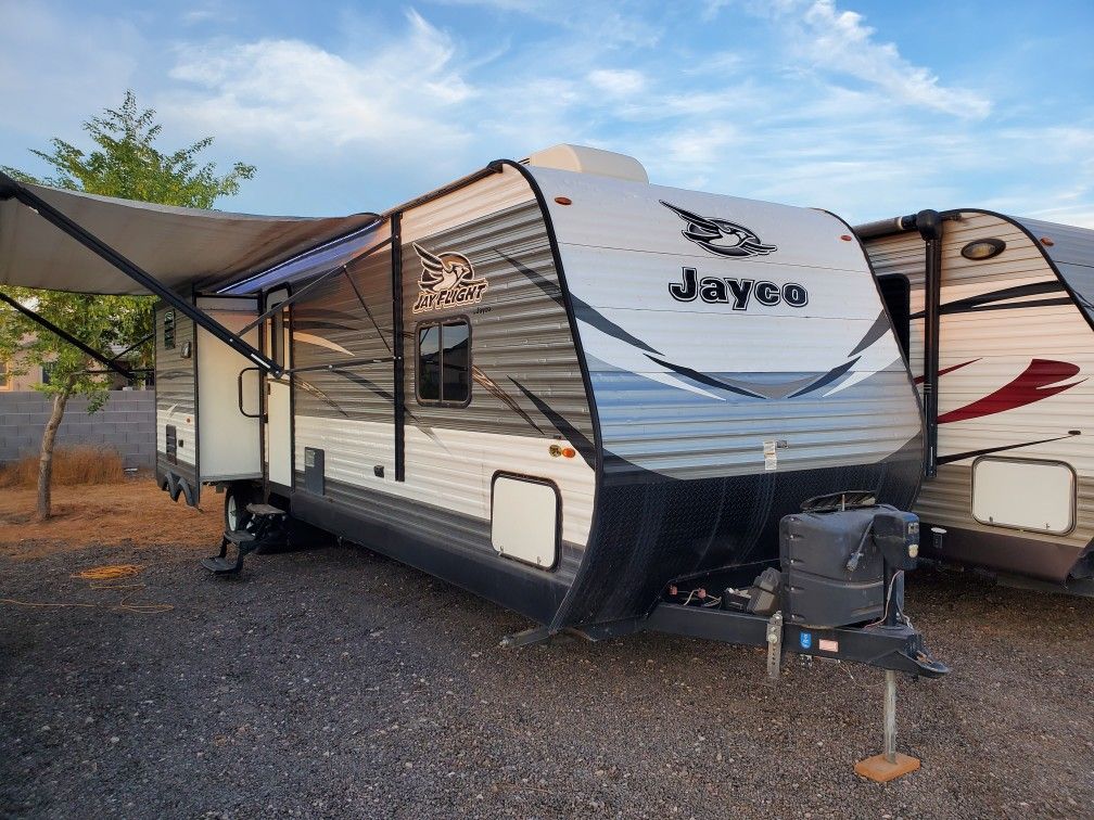 2018 Jayco 32 ft bunk room 3 slide spacious trailer 2 acs 50 amp for