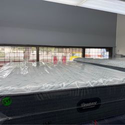 QUEEN SIZE SIMMONS BEAUTYREST PRESSURESMART (EXTRA-FIRM) MATTRESS & BOX SPRING BED SET