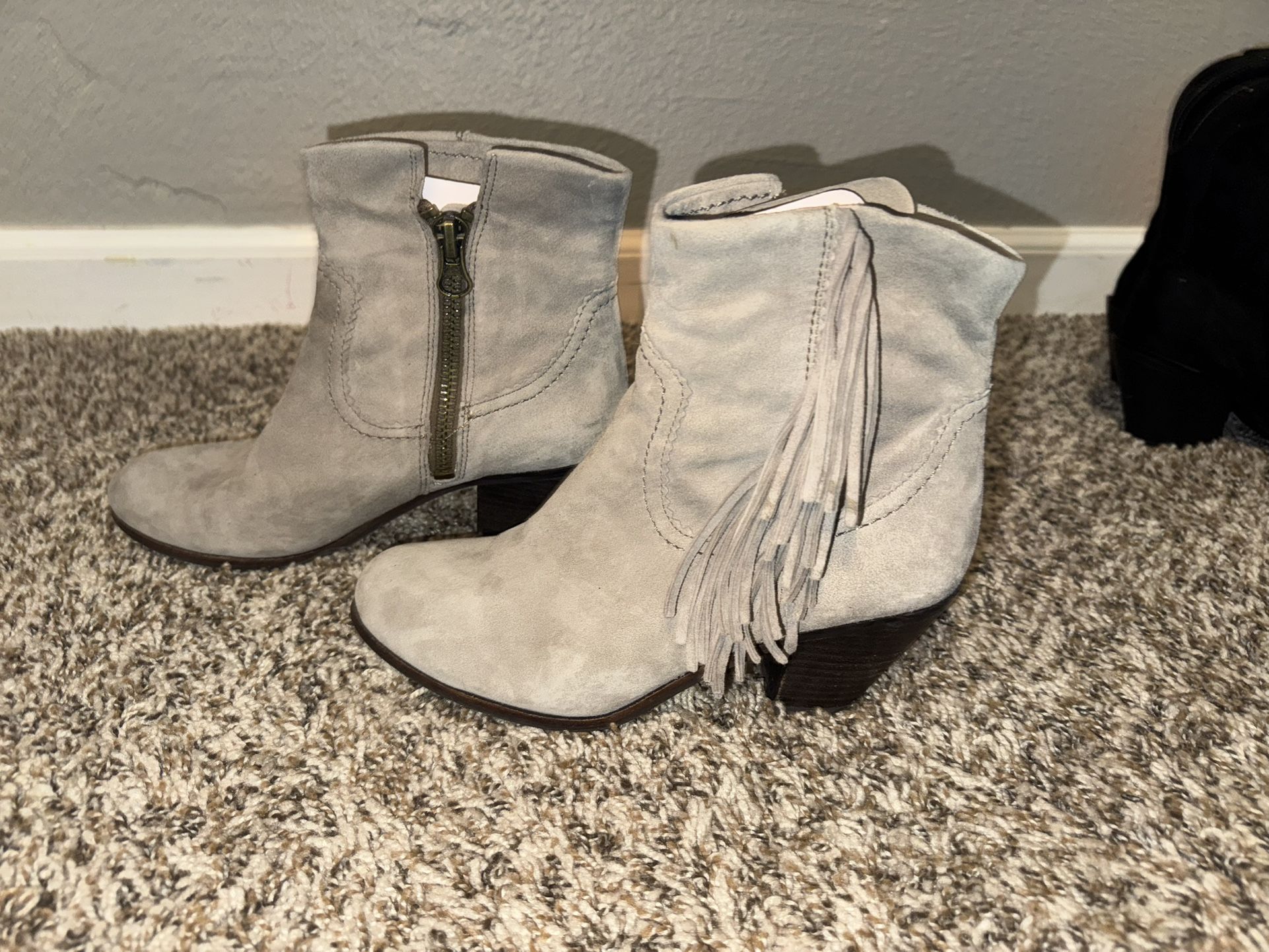 Sam Edelman Louie Western cowboy suede fringe boots booties women's 7.5 Taupe BOHO southwest 2.5” wooden heel. Zip closure.