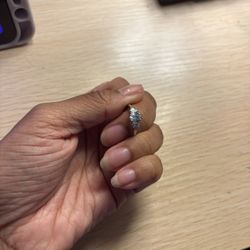 size 6 blue topaz white gold tiny diamond ring 100$ firm size 6