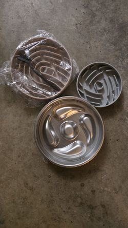 Slow Feed Pet Bowls, 2 Silicone Suction Bowls & 1 Metal. $5 Each  Or $12 For All 3