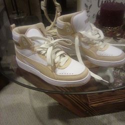 Women's Size 7 1/2 Pumas