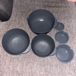 Gray plastic mixing bowls set