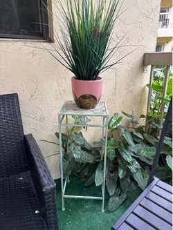 mesa pequena con adorno small table with plant