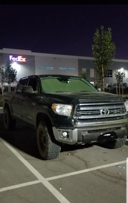Toyota Tundra OEM front grille plus hood scoop (ONLY SELLING THE FRONT GRILLE)