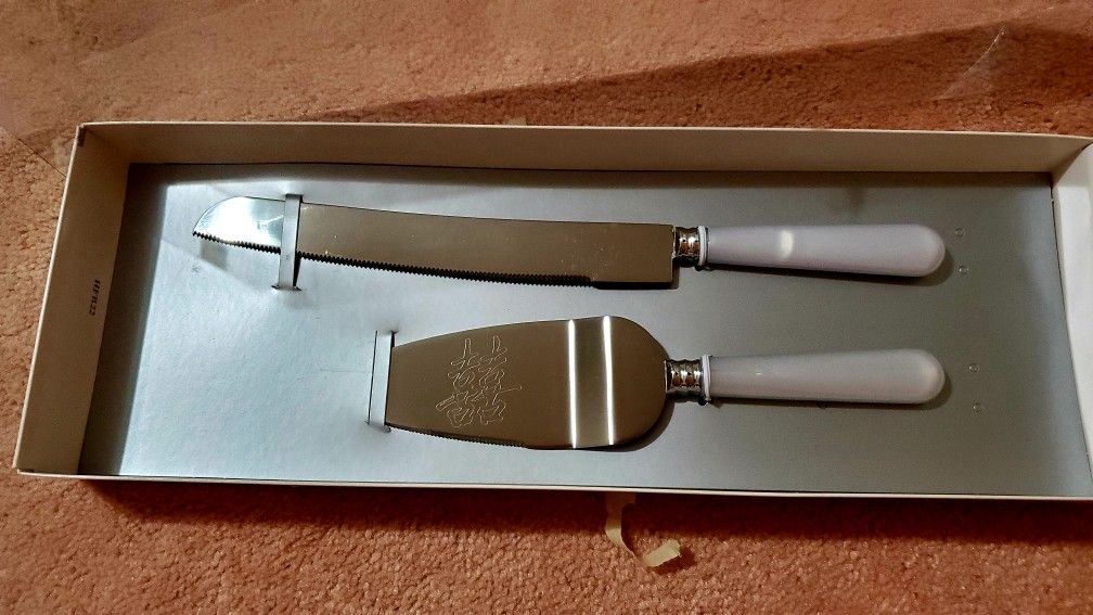 Used Cake and knife wedding set (Chinese symbol "double happiness")