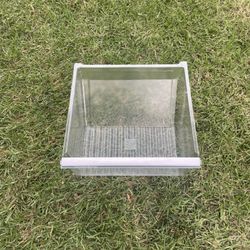 GE REFRIGERATOR CRISPER DRAWER - PART# 162D8655  WR32X1493.  PREOWNED needs to be cleaned.  
