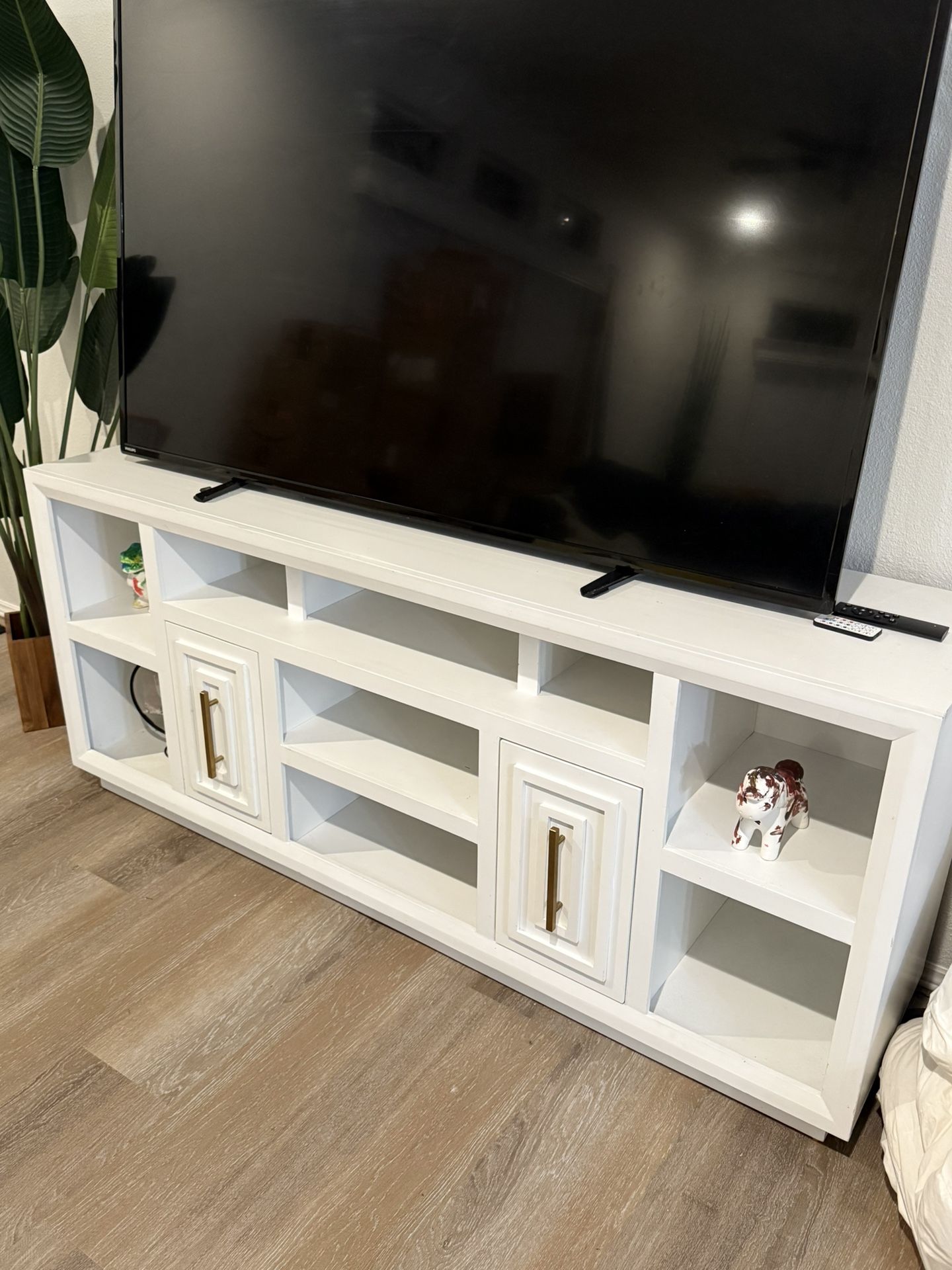 White Akeal TV stand
