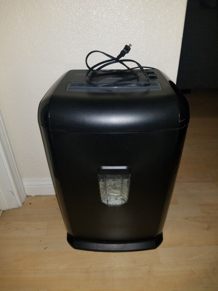 Staples 15-Sheet Cross-Cut Shredder