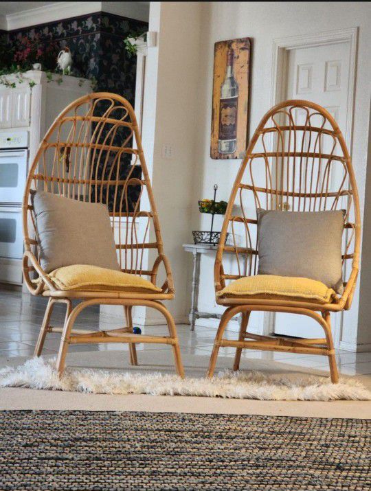 2 Egg chairs