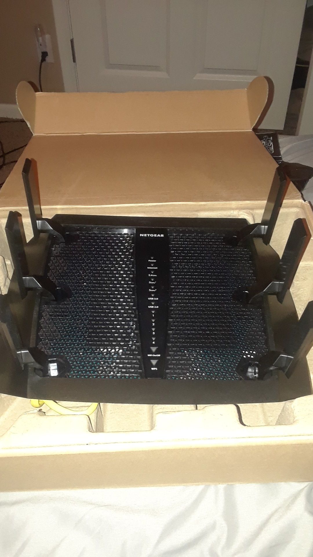 Nighthawk X6 AC3200 tri-band router