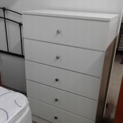 REDUCED FOR QUICK SALE  Factory Built 5 Drawer Chest Available In White, Black Or Cappuccino $120