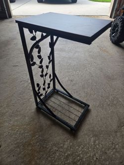 Black Metal C-Table with Leaf Detail