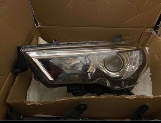 New Toyota 4Runner Right Passanger Side Headlight