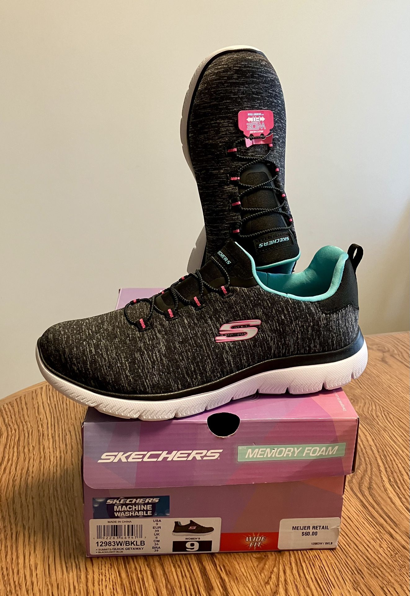 New Skechers - Women 9 W