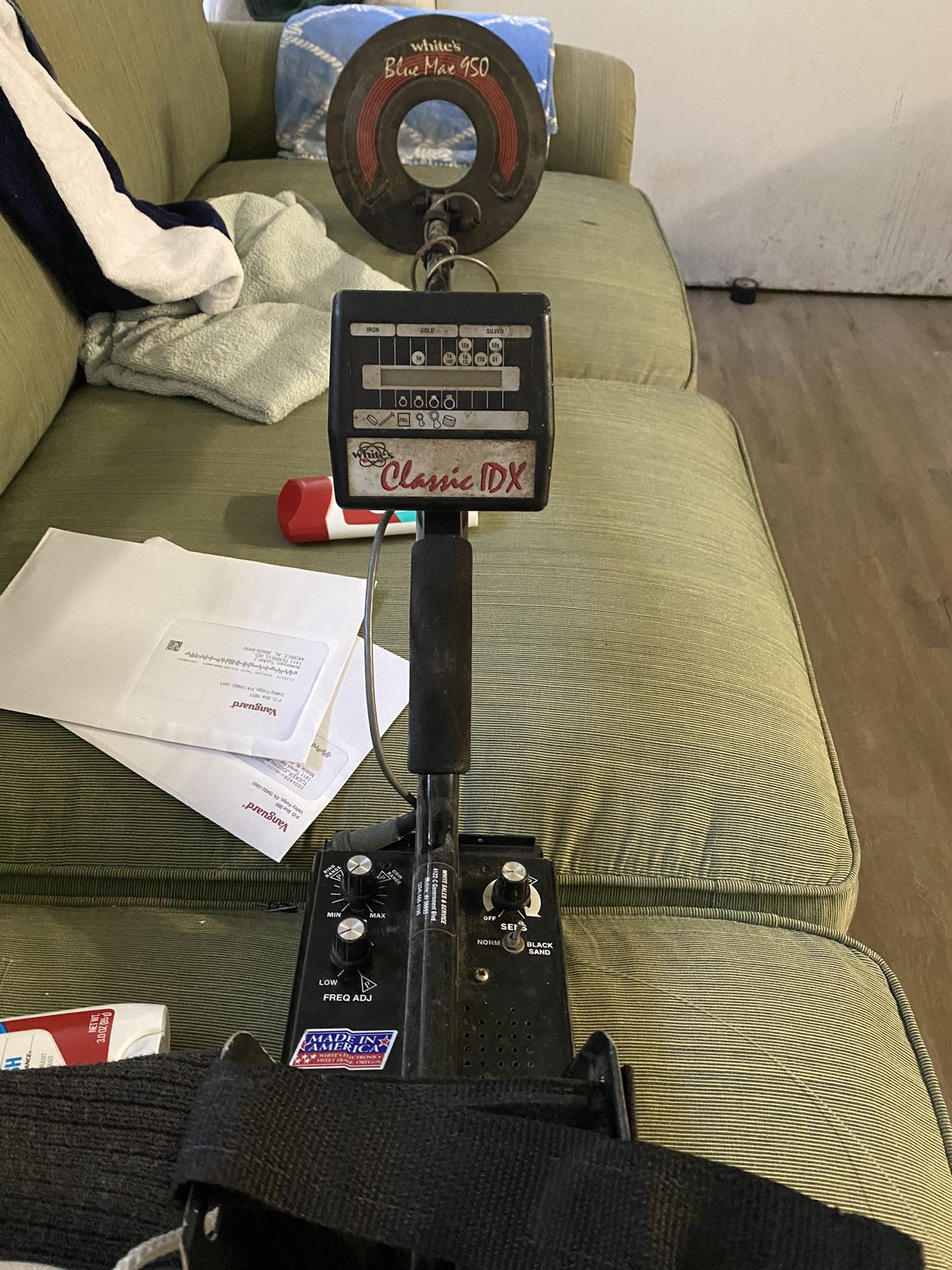 WHITES METAL DETECTOR