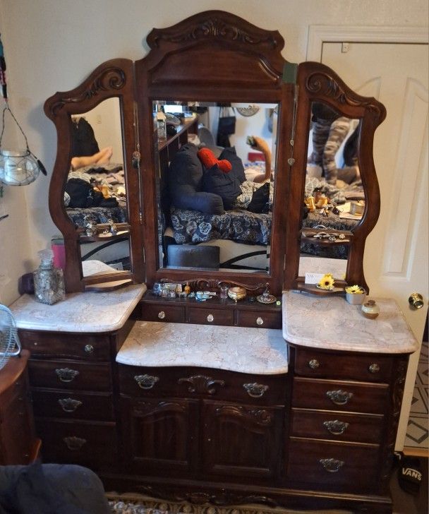 Dresser With Mirror