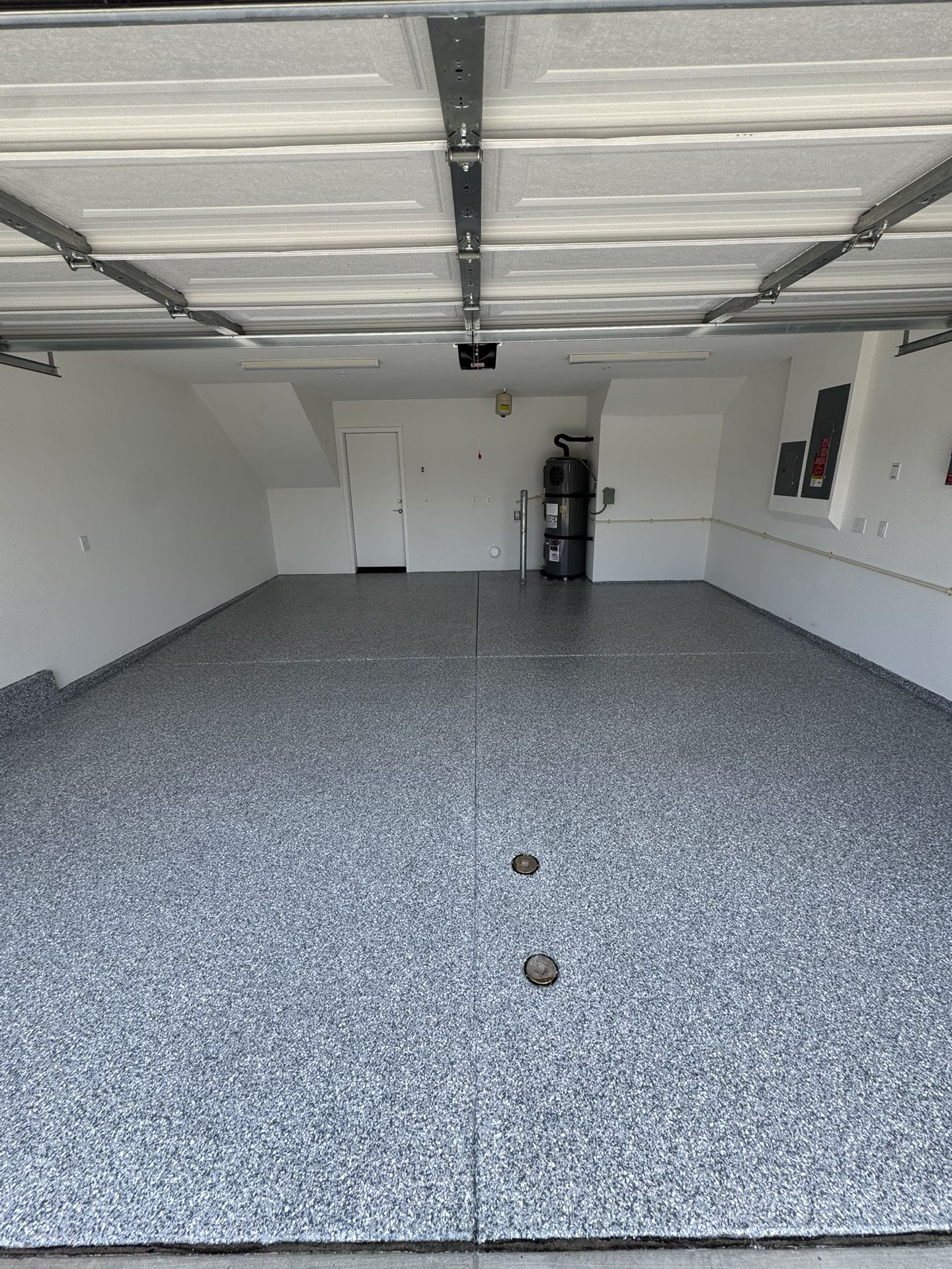 🚗 Epoxy Garage Floors – Durable, Clean, & Professionally Installed!