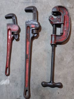 Pipe wrenches and pipe cutter