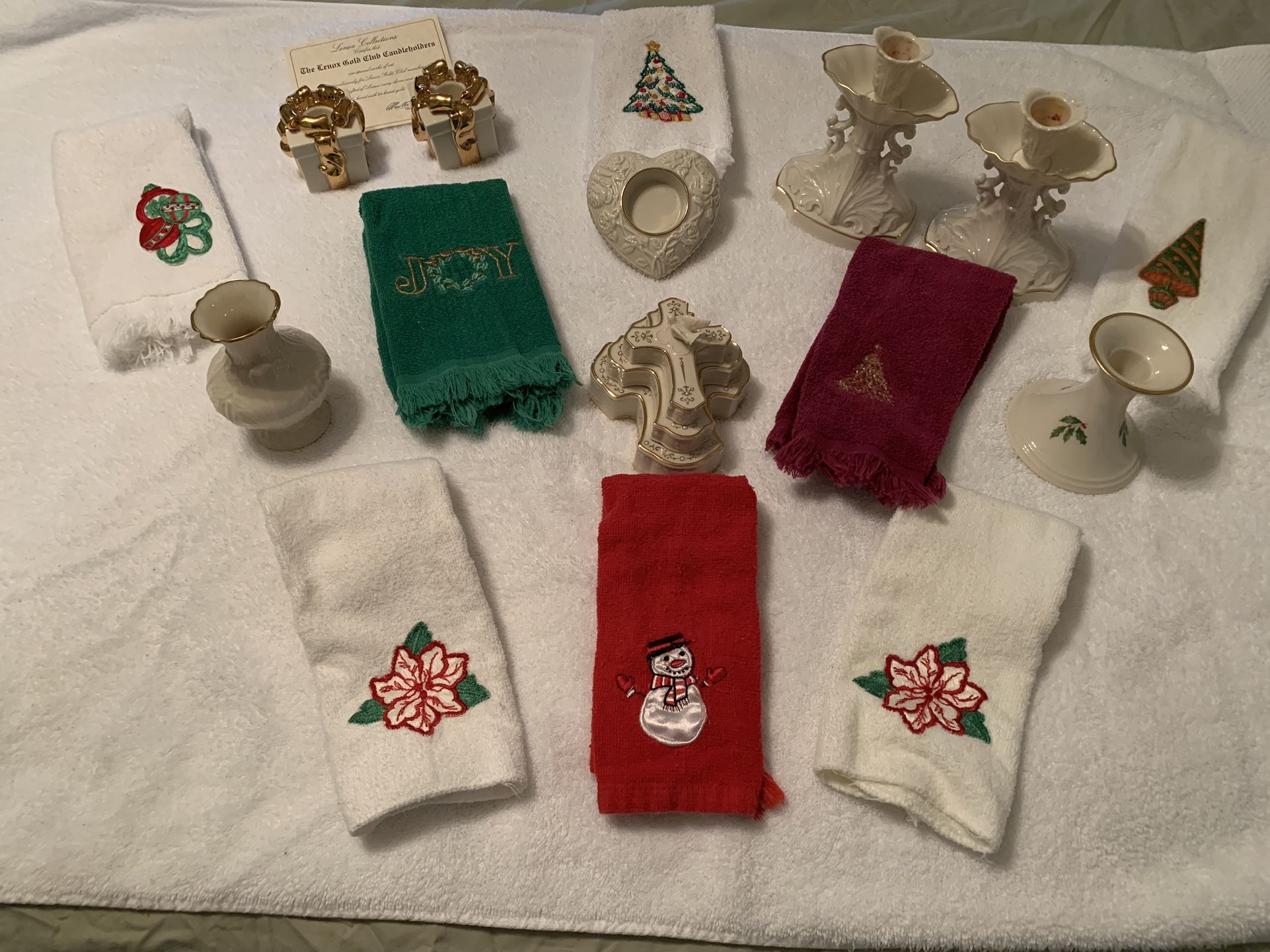 Lenox Group 11 Total Pieces plus 8 Finger Christmas Towels