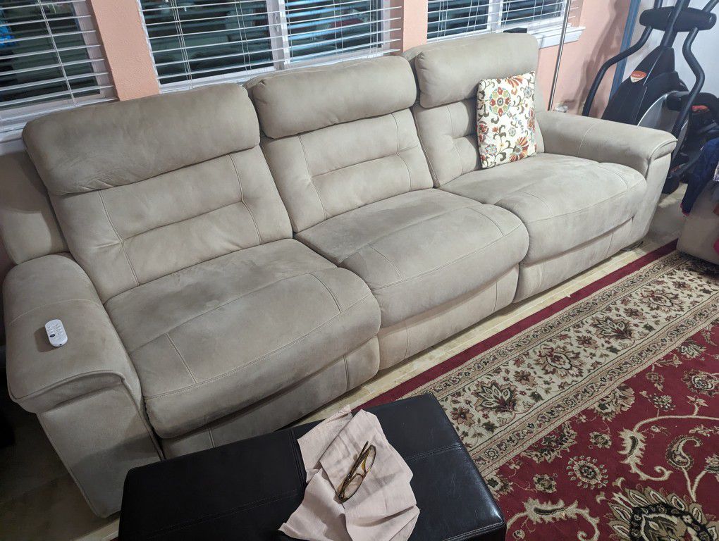 Sofa And Love Seat In Excellent Condition 