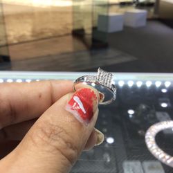 10k White Gold Diamond Ring Lady’s ..we Have On Special Discount ..💎💎💎