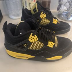 Nike Jordan 4 Retro Thunder (Great Condition)