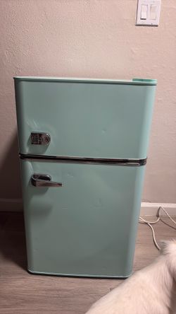 Retro Mini Fridge W/ freezer✨❕