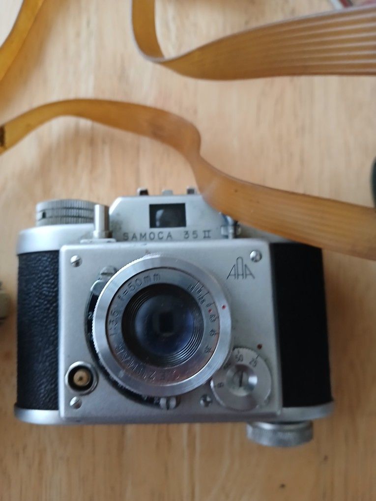 Vintage Camera Comes With Case