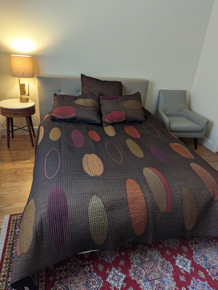 🛏️ Crate & Barrel Queen Quilt Set – Modern Geometric Design – EXCELLENT CONDITION!