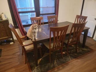 Dining Room Table w/Leaf and 6 Chairs