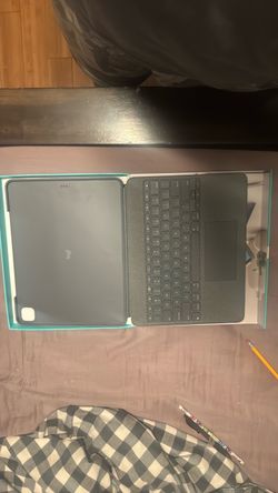 iPad Pro 12.9 5th & 6th Generation Logitech Keyboard Case