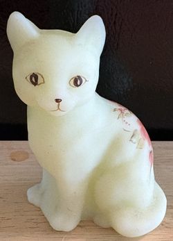 Vintage Fenton custard glass cat figurine