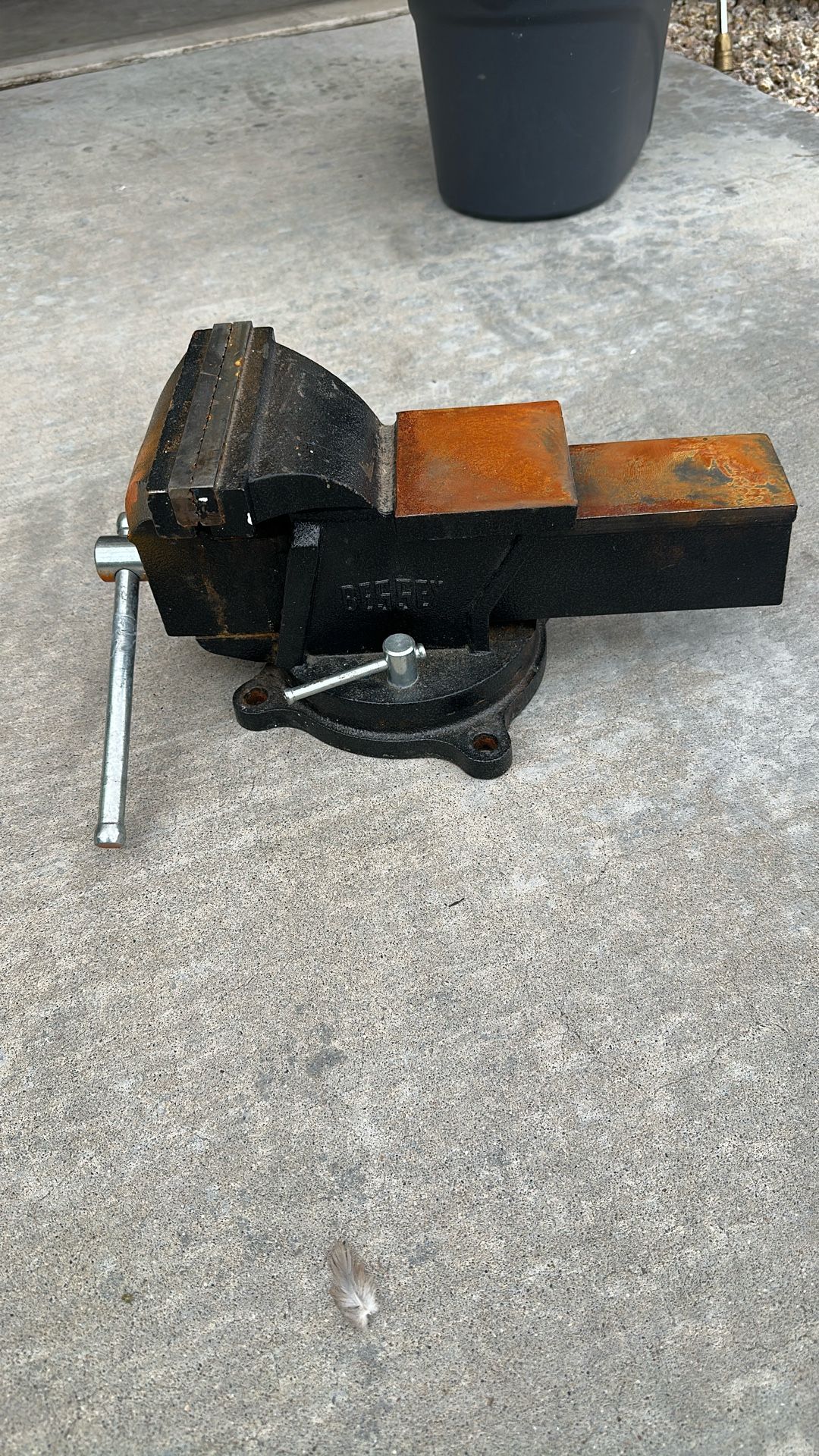 Bench vise