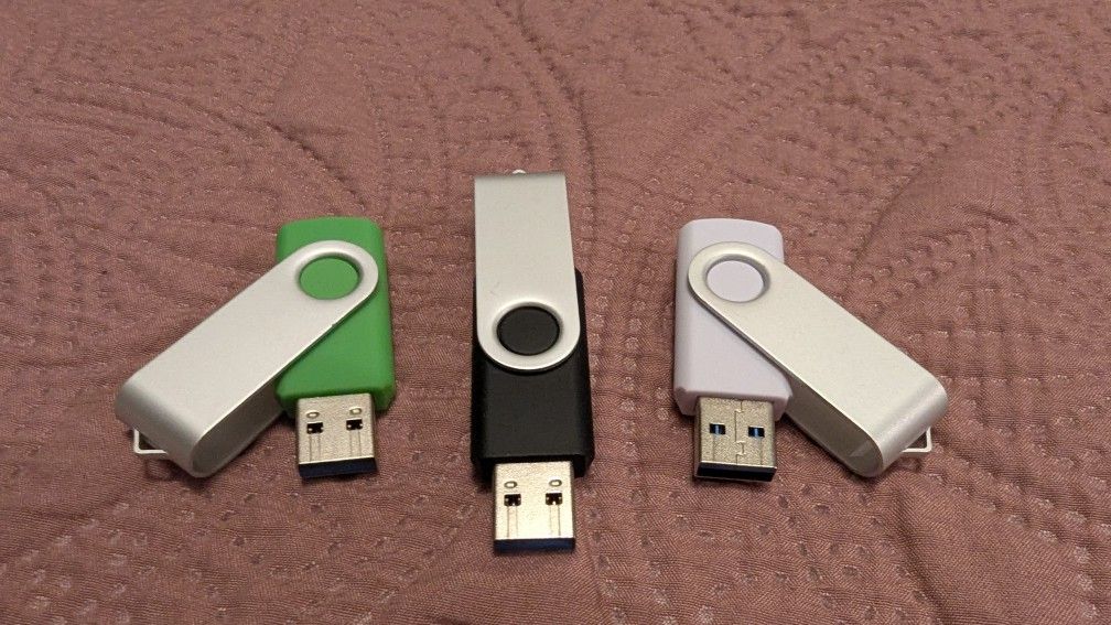 Electronics - USB sticks
SD card
SD card adapter
Micro SD card
Pens for screens
HP charger
HP docking station
Dell docking station
Network cable