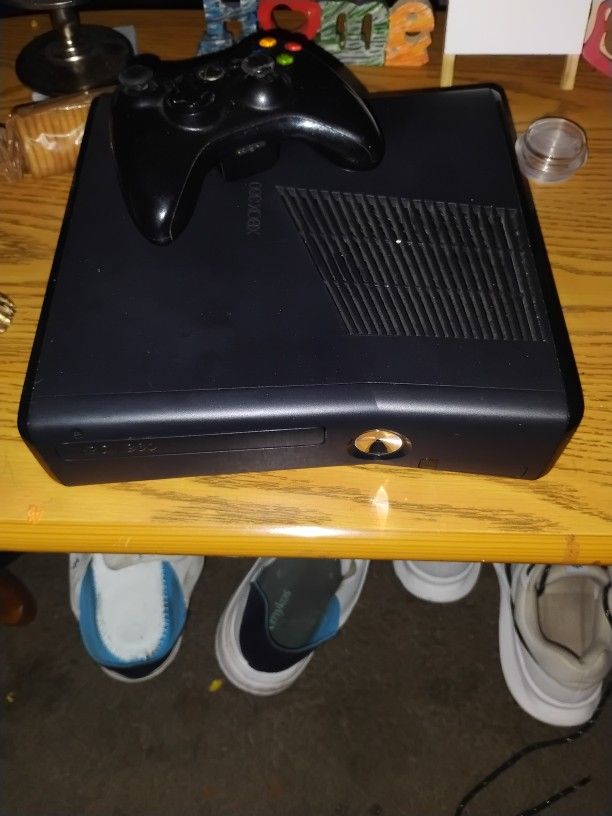 Xbox 360 W/ Wireless Controller