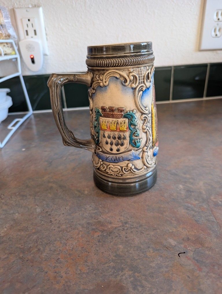 #B5 Beer Stein featuring the Cologne Cathedral
This beerstein is about 7 in tall