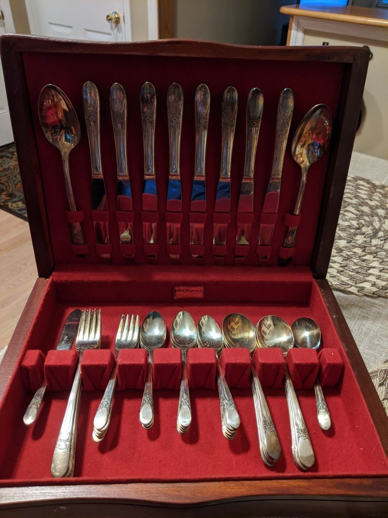 WM Rogers "Beloved" 1940 Silver plate Silverware Set. 50 Pieces