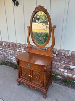 Lexington Furniture Victorian Vanity with Mirror